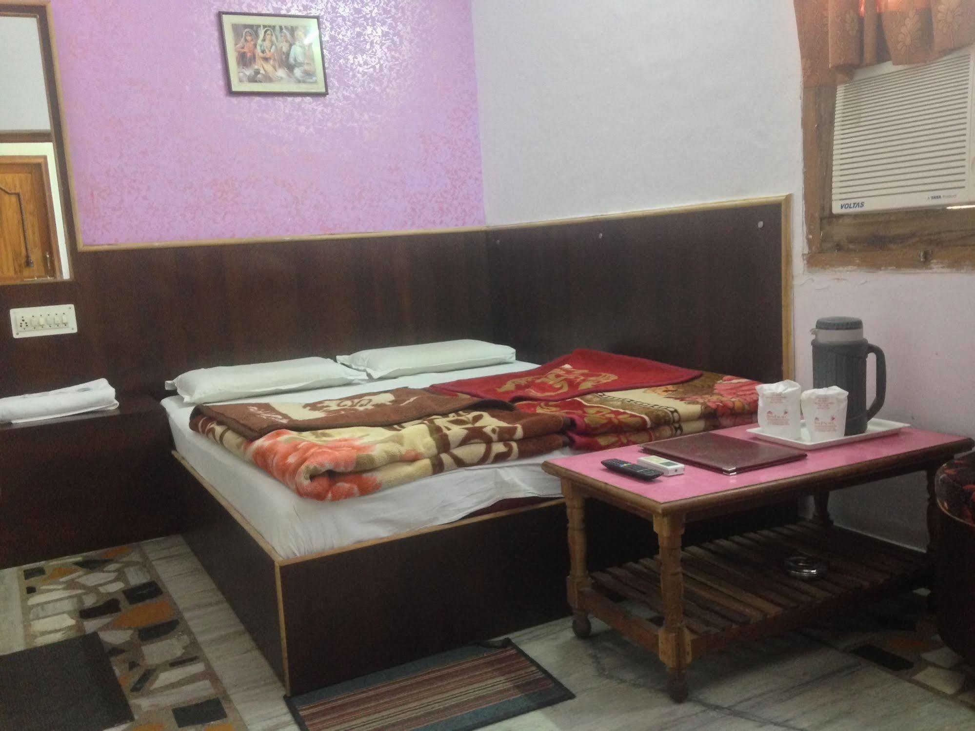 Hotel Udai Palace - Centrally Located Budget Family Stay Udaipur Exterior photo